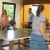 Die Gruppe bei einem Tischtennis-Rundlauf.